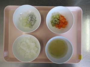 ⑪後期食（おかゆ、しらすの煮物、なすのやわらか煮、みそ汁）