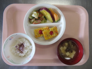 ⑩ツナ入り卵焼き、ウィンナーと野菜のソテー、さつま芋のマーマレード煮、みそ汁（豆腐、なめこ）、メロン